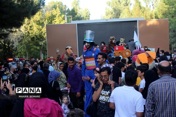 «شادپیمایی عروسک ها» به مناسبت هفته ملی کودک در قم