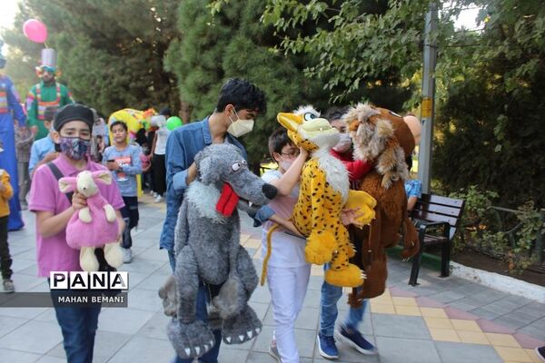 «شادپیمایی عروسک ها» به مناسبت هفته ملی کودک در قم