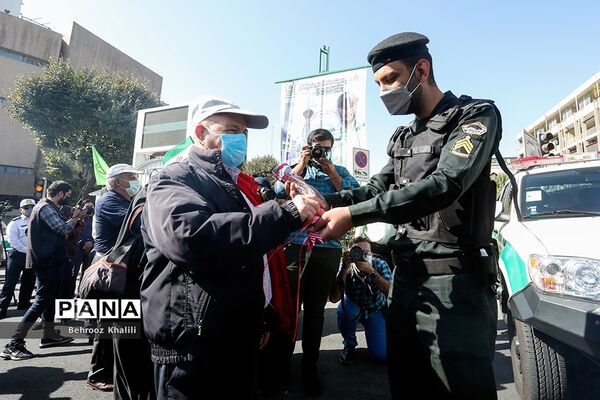 توزیع گل و شیرینی در اولین روز از هفته ناجا