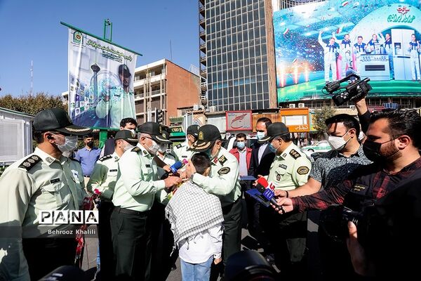 توزیع گل و شیرینی در اولین روز از هفته ناجا