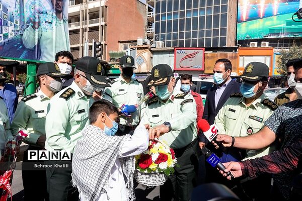 توزیع گل و شیرینی در اولین روز از هفته ناجا