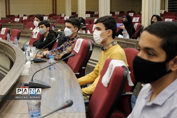 تجلیل از دانش‌آموزان رتبه دوم کشوری لیگ علمی پایا در قم