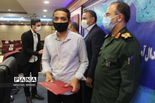 تجلیل از دانش‌آموزان رتبه دوم کشوری لیگ علمی پایا در قم