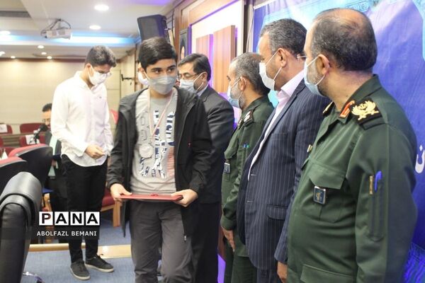 تجلیل از دانش‌آموزان رتبه دوم کشوری لیگ علمی پایا در قم