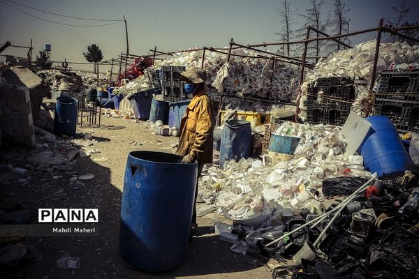 جایی میان زباله‌ها
