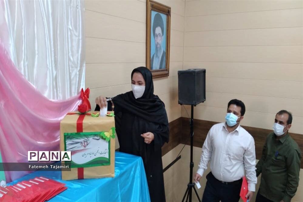 جلسه انجمن و اولیا و مربیان مدرسه‌ام ابیها بوشهر