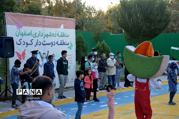 آیین افتتاحیه سایت بازی و خلاقیت رنگین کمان لاله اصفهان