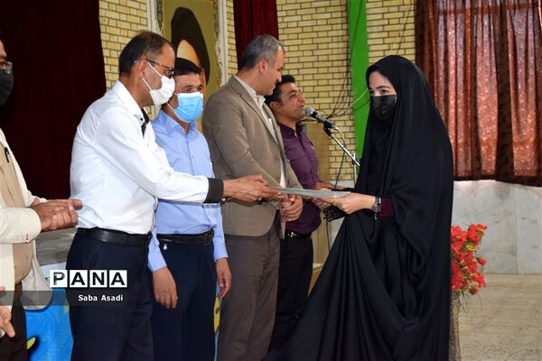 تجلیل از مربیان و دانش آموزان پیشتاز در شهر گله‌دار