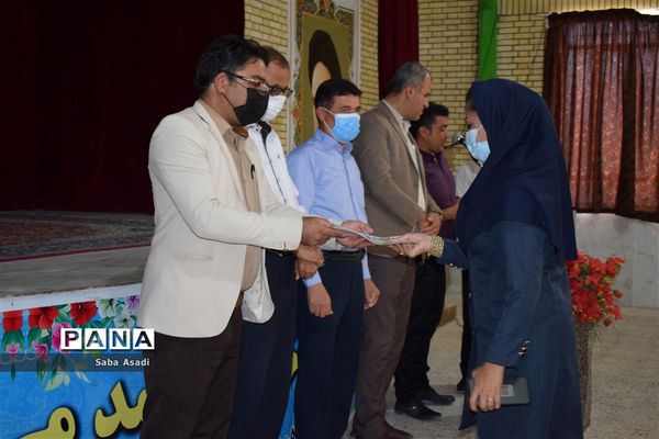 تجلیل از مربیان و دانش آموزان پیشتاز در شهر گله‌دار