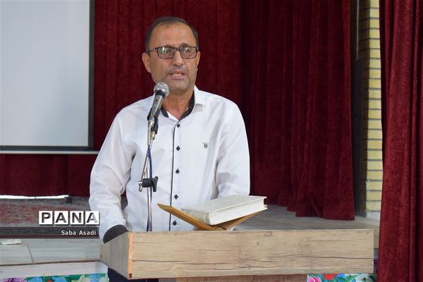 تجلیل از مربیان و دانش آموزان پیشتاز در شهر گله‌دار