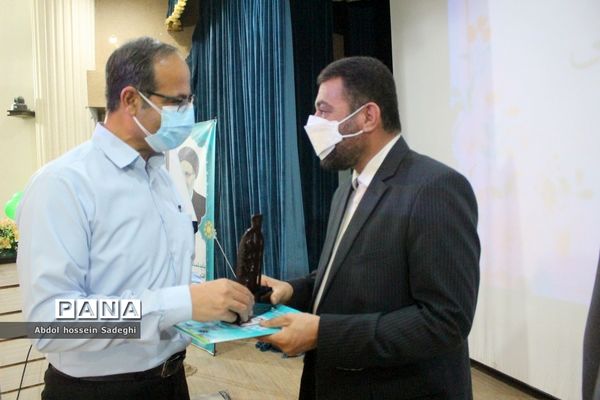 تجلیل از سرگروه‌های برتر فعالیت‌های پرورشی و درس تفکر و سبک زندگی استان بوشهر