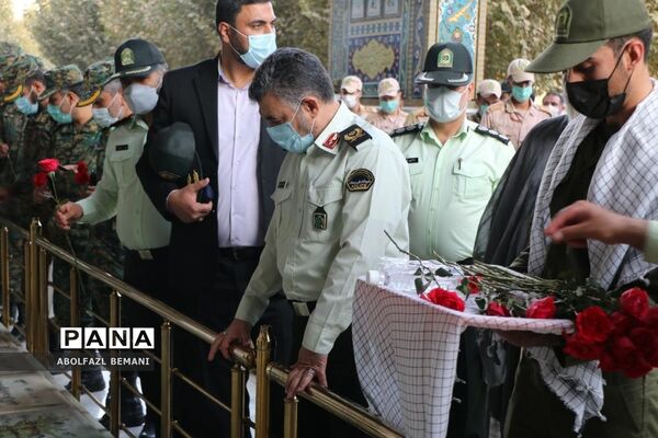 غبارروبی مزار شهدا در هفته نیروی انتظامی