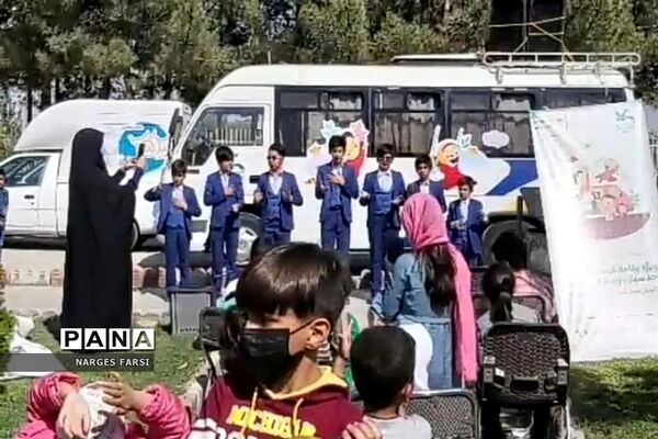 حضور مرکز سیار کانون پرورش فکری در بوستان لاله جعفریه قم