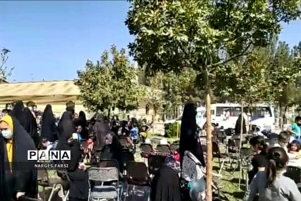 حضور مرکز سیار کانون پرورش فکری در بوستان لاله جعفریه قم