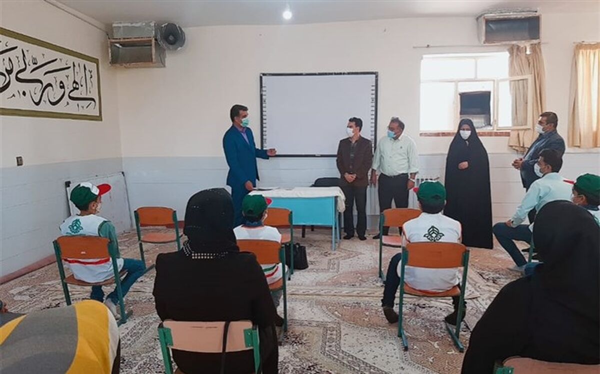 تجلیل  از دانش آموز قرآنی، اعضای انجمن اولیاء ومربیان و دانش آموزان برتر پیشتاز