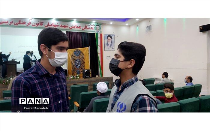 دشمنان برای انحراف نوجوانان از اسلام کار می‌کنند