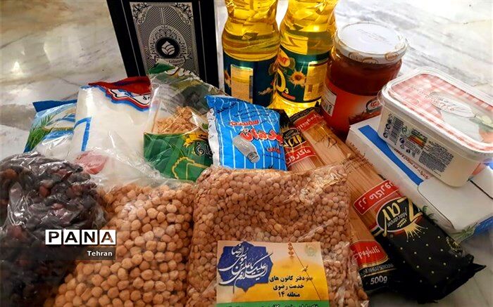 توزیع بسته‌های ارزاق میان نیازمندان توسط خادمیاران رضوی منطقه ۱۴