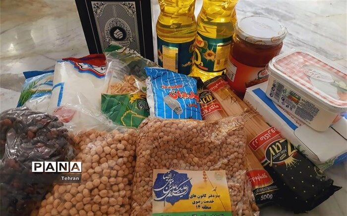 توزیع بسته‌های ارزاق میان نیازمندان توسط خادمیاران رضوی منطقه ۱۴