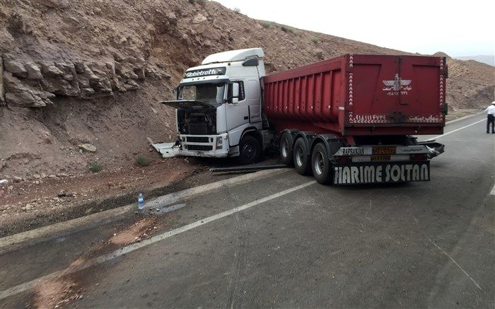 تصادف تریلی در اتوبان قدیم پردیس 6 مصدوم به دنبال داشت