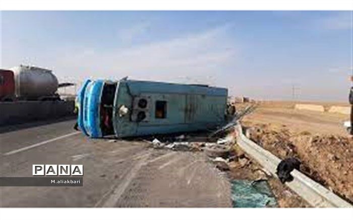 ۷ مصدوم در واژگونی مینی‌بوس در محور بیرجند-خوسف
