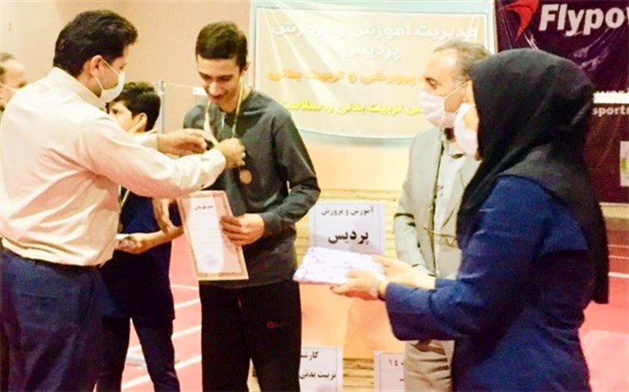اهدای جوایز برندگان مسابقات بدمینتون دوبل شهرستان پردیس