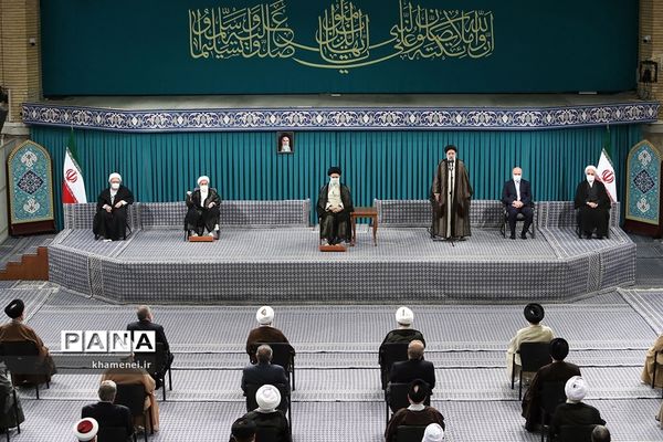 دیدار جمعی از مسئولان نظام و میهمانان کنفرانس وحدت اسلامی با رهبر معظم انقلاب اسلامی