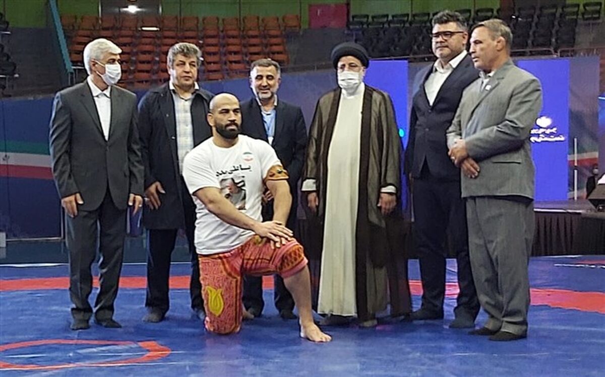 رییس‌جمهوری نشان پهلوانی را بر بازوی صادق‌زاده بست