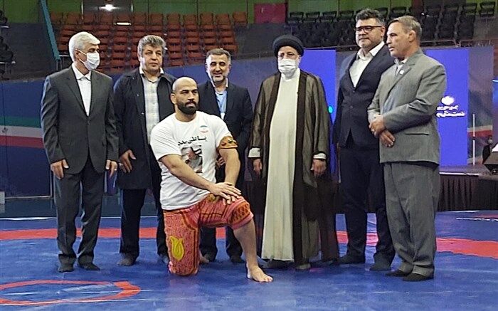 رییس‌جمهوری نشان پهلوانی را بر بازوی صادق‌زاده بست