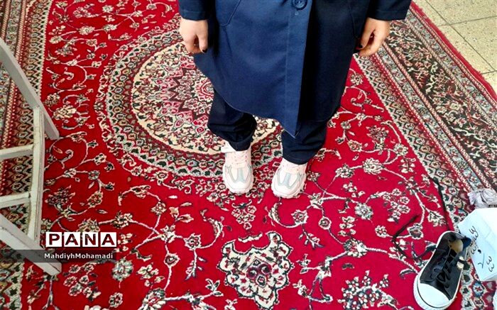 اهداءکفش به دانش‌آموزان نیازمند مدرسه ۱۵ خرداد کاشمر