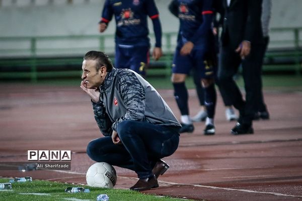 دیدار تیم‌های فوتبال پرسپولیس و نساجی