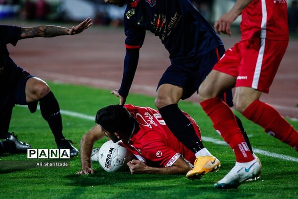 دیدار تیم‌های فوتبال پرسپولیس و نساجی