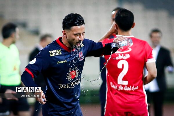 دیدار تیم‌های فوتبال پرسپولیس و نساجی