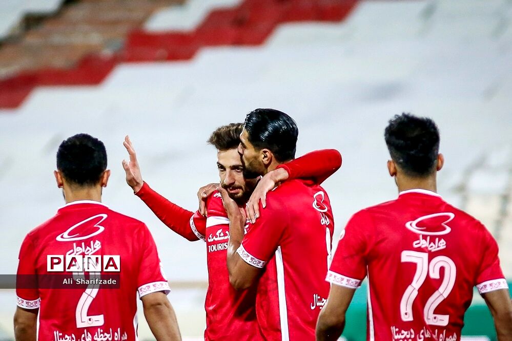 دیدار تیم‌های فوتبال پرسپولیس و نساجی