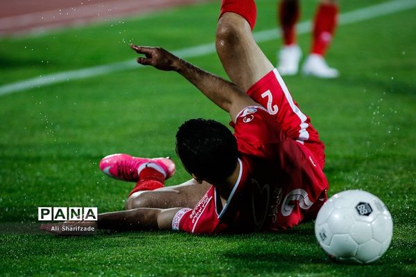 دیدار تیم‌های فوتبال پرسپولیس و نساجی