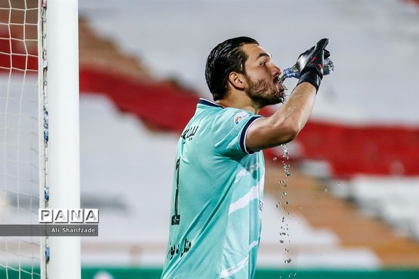 دیدار تیم‌های فوتبال پرسپولیس و نساجی