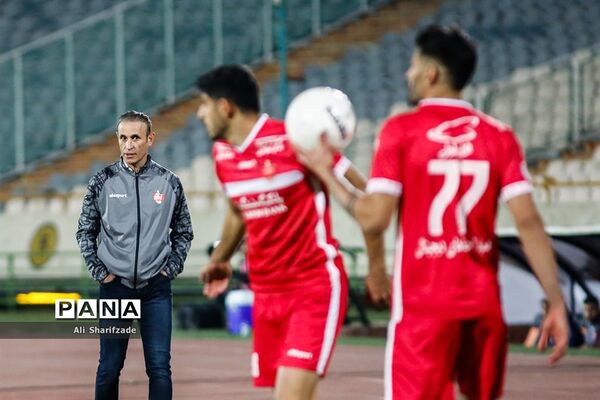 دیدار تیم‌های فوتبال پرسپولیس و نساجی