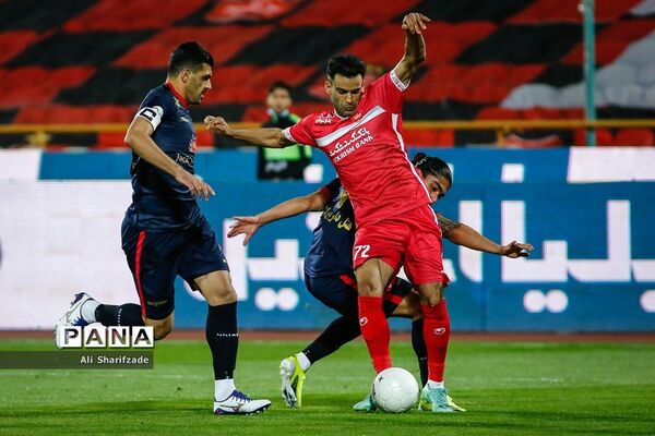 دیدار تیم‌های فوتبال پرسپولیس و نساجی