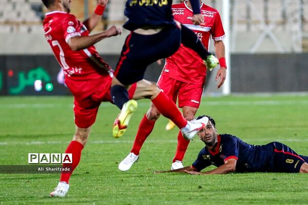 دیدار تیم‌های فوتبال پرسپولیس و نساجی