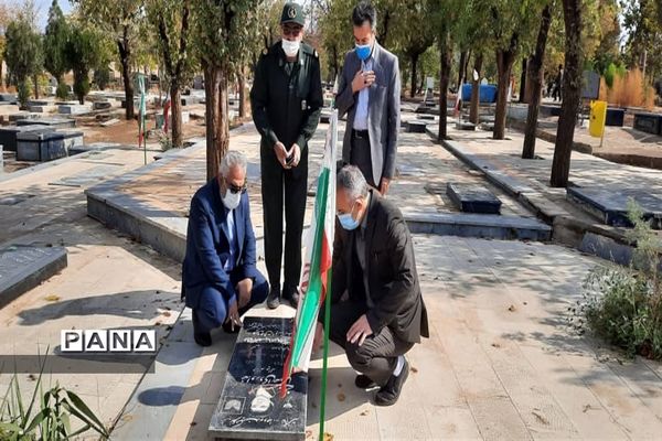 مراسم عطر افشانی و غبار روبی گلزار شهدا به مناسبت هفته بسیج دانش‌آموزی در شهرستان نظرآباد