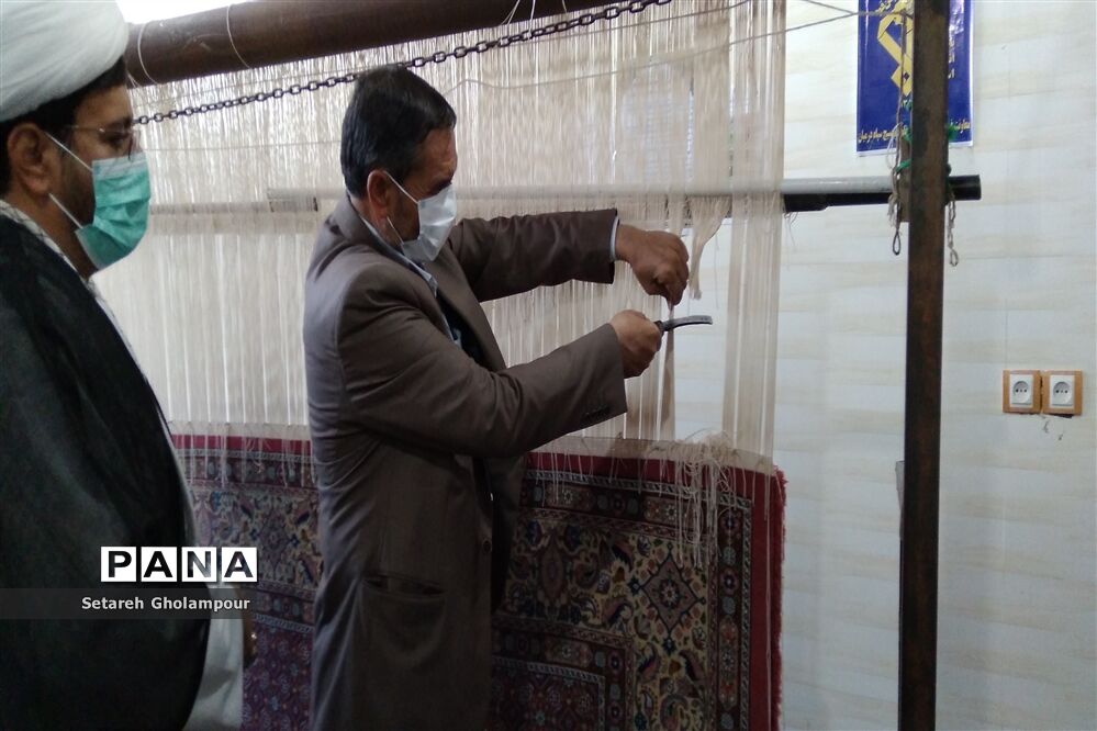 بافت و  برش فرش اهدایی به عتبات عالیات در شهرستان درمیان