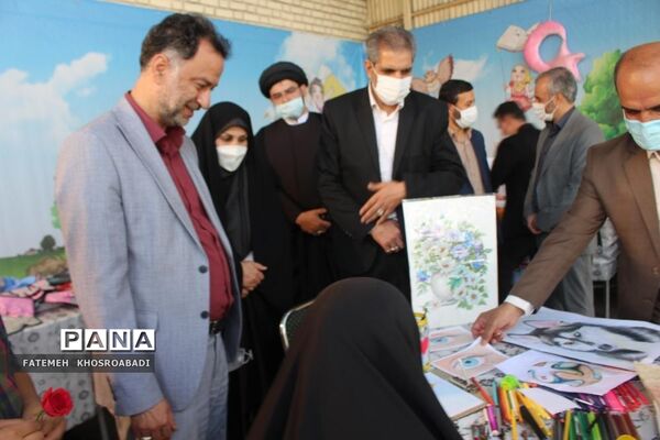 بازدید مدیرکل آموزش و پرورش قم از نمایشگاه آثار دانش‌آموزان استثنایی
