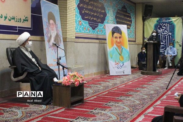 دیدار جمعی از نخبگان و اعضای تشکل‌های دانش‌آموزی دختر با نماینده ولی فقیه در استان و امام جمعه بوشهر