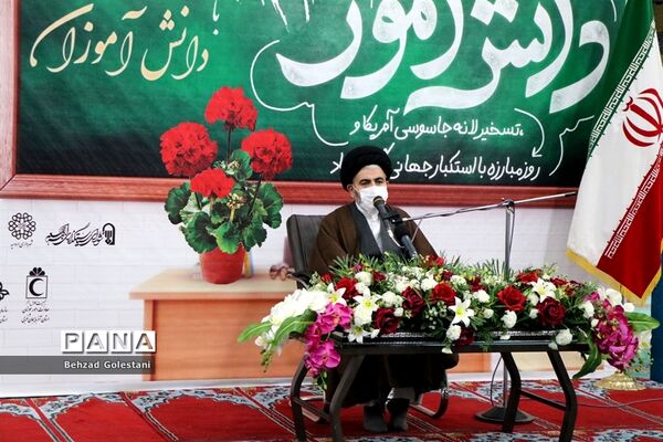 دیدار تشکل‌های دانش‌آموزی با نماینده ولی فقیه در استان آذربایجان غربی
