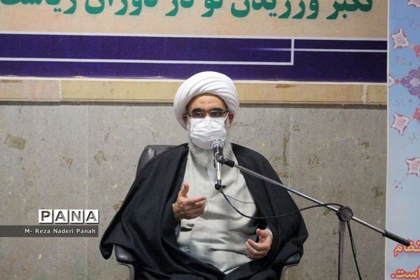 دیدار جمعی از نخبگان و اعضای تشکل‌های دانش آموزی  پسربا نماینده ولی فقیه در استان و امام جمعه بوشهر