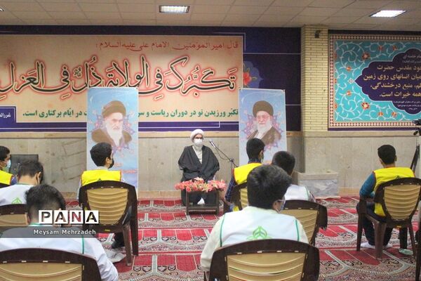 دیدار جمعی از نخبگان و اعضای تشکل‌های دانش آموزی  پسربا نماینده ولی فقیه در استان و امام جمعه بوشهر