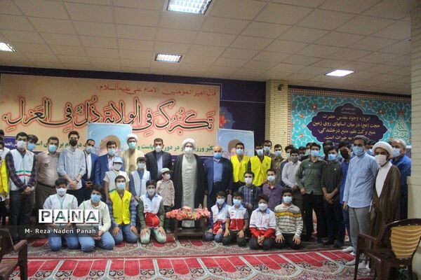 دیدار جمعی از نخبگان و اعضای تشکل‌های دانش آموزی  پسربا نماینده ولی فقیه در استان و امام جمعه بوشهر
