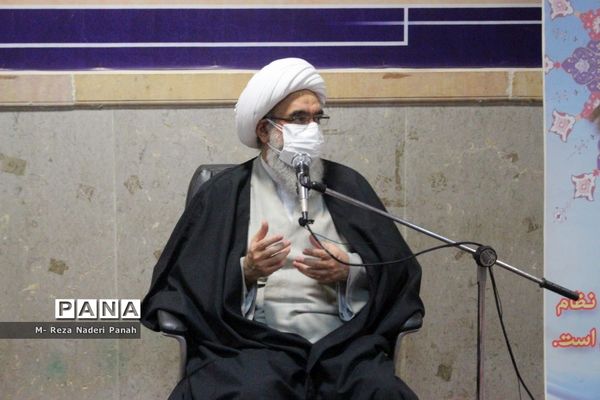 دیدار جمعی از نخبگان و اعضای تشکل‌های دانش آموزی  پسربا نماینده ولی فقیه در استان و امام جمعه بوشهر