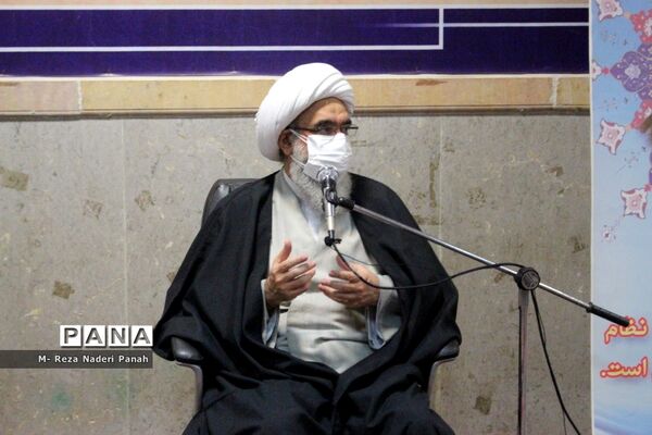 دیدار جمعی از نخبگان و اعضای تشکل‌های دانش آموزی  پسربا نماینده ولی فقیه در استان و امام جمعه بوشهر