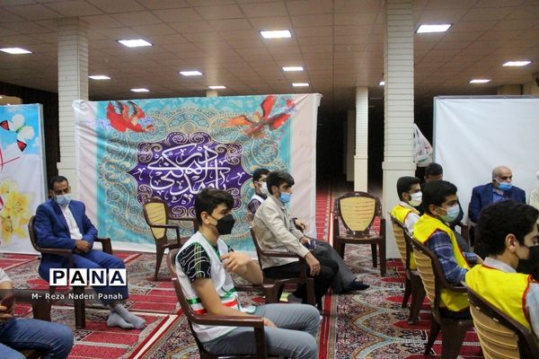 دیدار جمعی از نخبگان و اعضای تشکل‌های دانش آموزی  پسربا نماینده ولی فقیه در استان و امام جمعه بوشهر