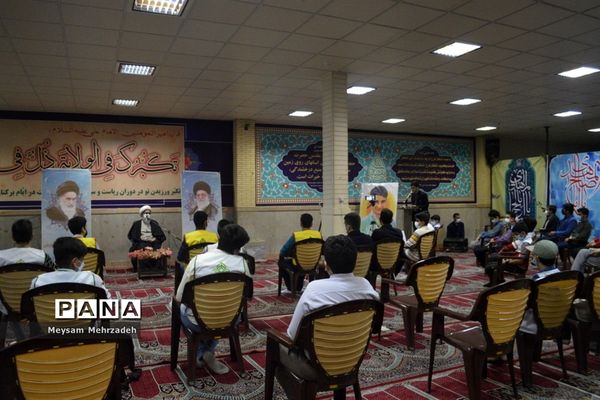 دیدار جمعی از نخبگان و اعضای تشکل‌های دانش آموزی  پسربا نماینده ولی فقیه در استان و امام جمعه بوشهر